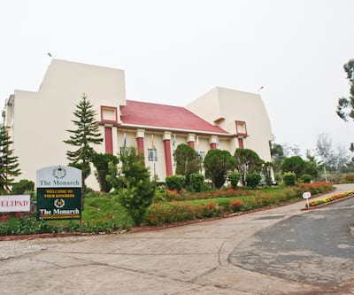 https://imgcld.yatra.com/ytimages/image/upload/t_hotel_yatra_city_desktop/v1390445741/Domestic Hotels/Hotels_Ooty/Hotel The Monarch/Facade~469.jpg